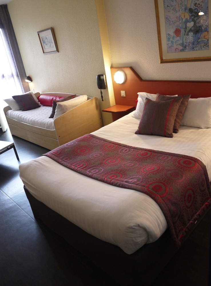 Standard Room, Multiple Beds - Photo 9