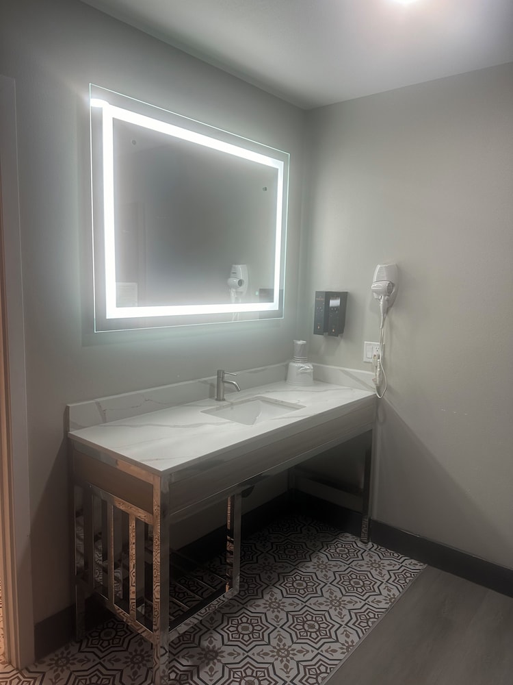 Room, Multiple Beds, Accessible, Non Smoking (Roll-In Shower) photo 3
