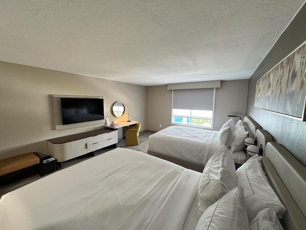 Room, 2 Queen Beds, Accessible, Bathtub (Hearing) - Photo 4