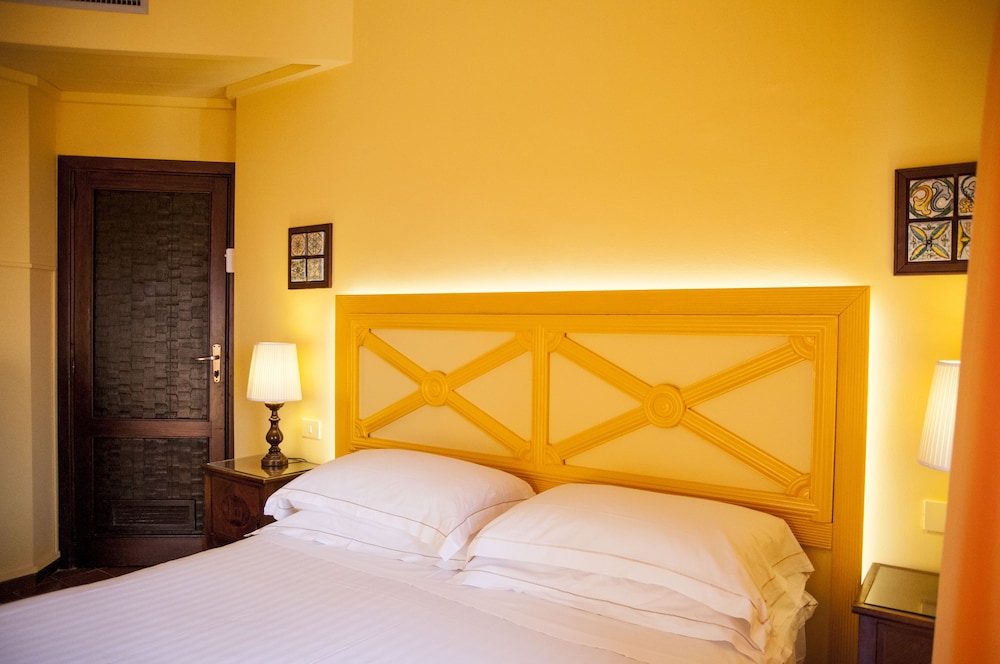 Deluxe Suite, Balcony, Sea Facing - Photo 16