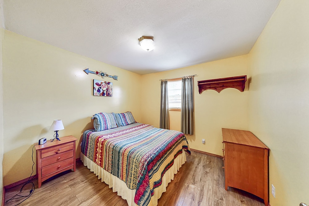2 Bedroom Queen Cabin 4, Lake View photo 2