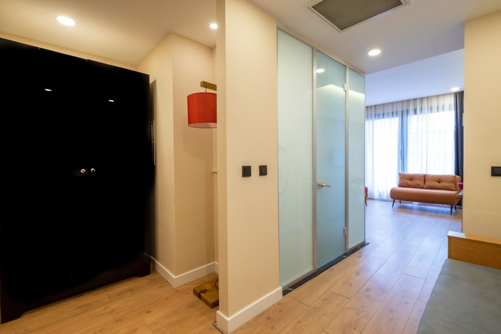 Family Room, City View photo 3