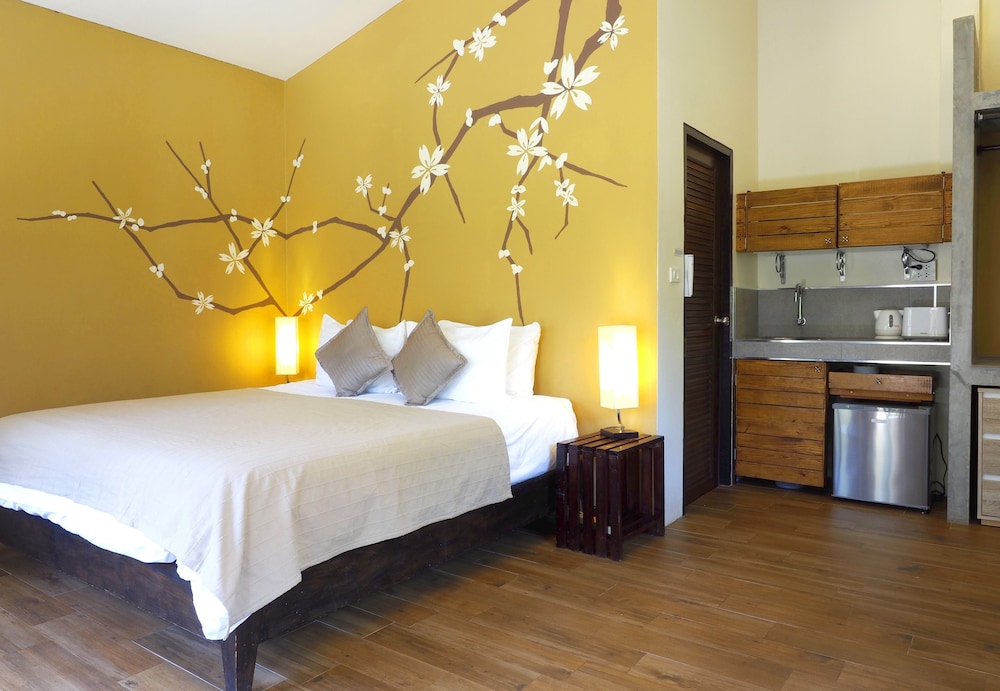 Superior Bungalow, 1 King Bed, Kitchenette, Pool View photo 2