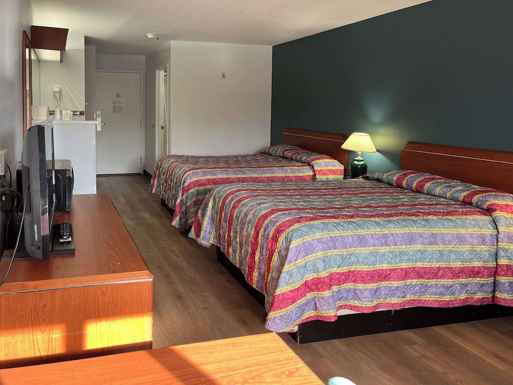 Standard Room, 2 Queen Beds, Non Smoking, Refrigerator & Microwave - Photo 7