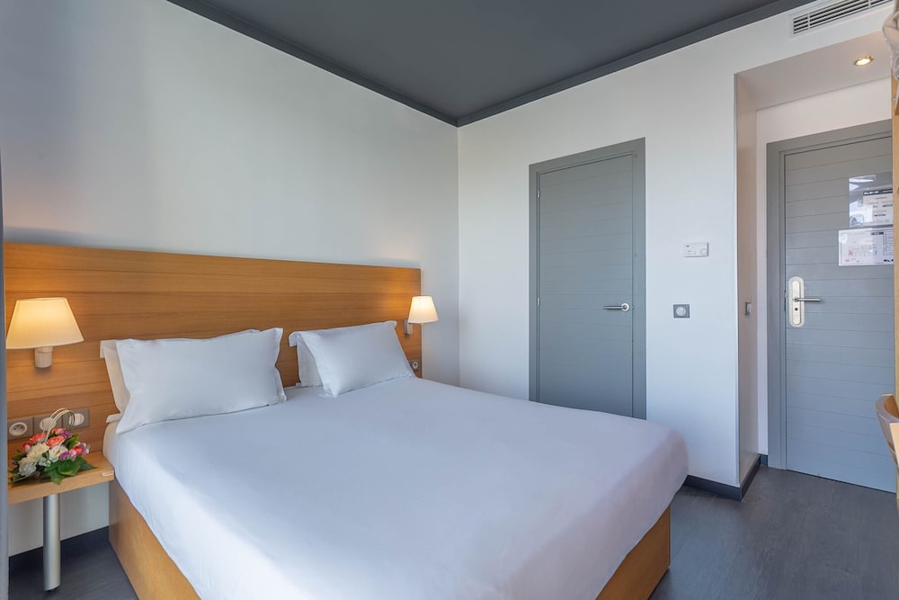 Standard Room, 1 Queen Bed photo 3