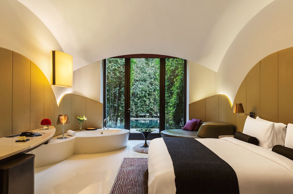 The Roseate Lake Access Suite, HiTea,15% Dis Food&Soft Bev Spa Laundry Car Service,Airport Transfers