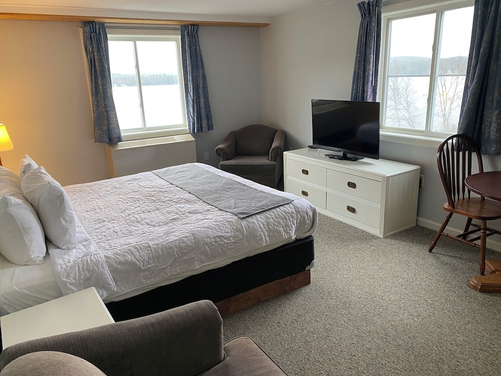 Classic Room, 1 King Bed, Lake View - Photo 1