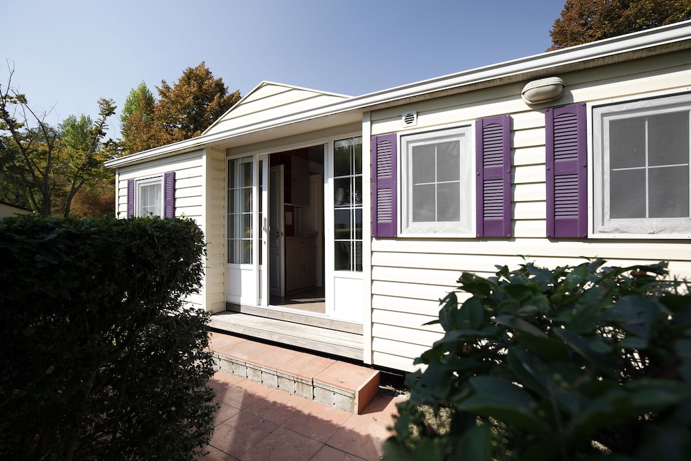 Deluxe Mobile Home, 3 Bedrooms, Kitchen photo 2