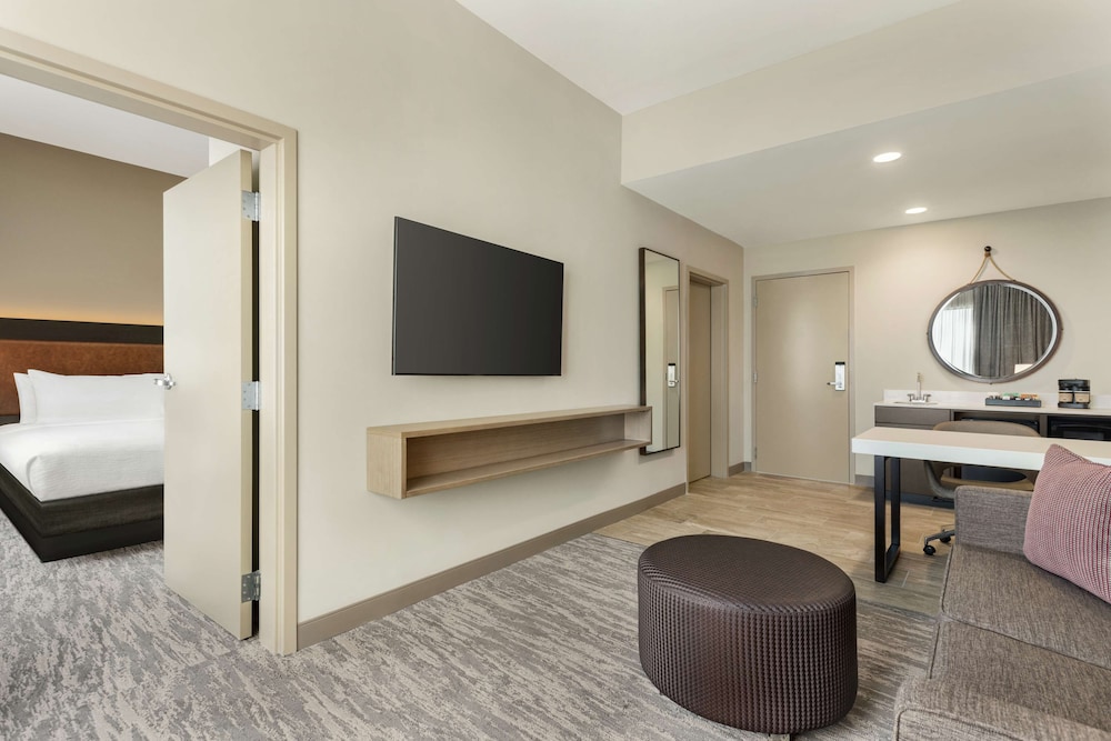 Suite, 1 King Bed - Photo 3