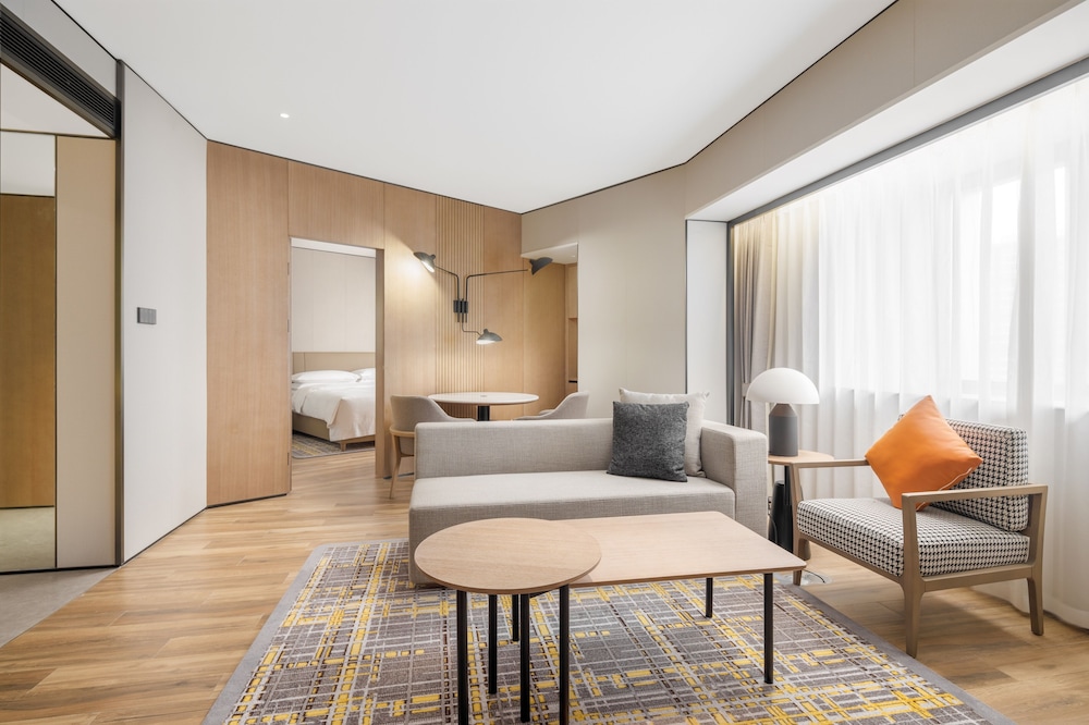 Club Suite, 1 King Bed, City View - Photo 7