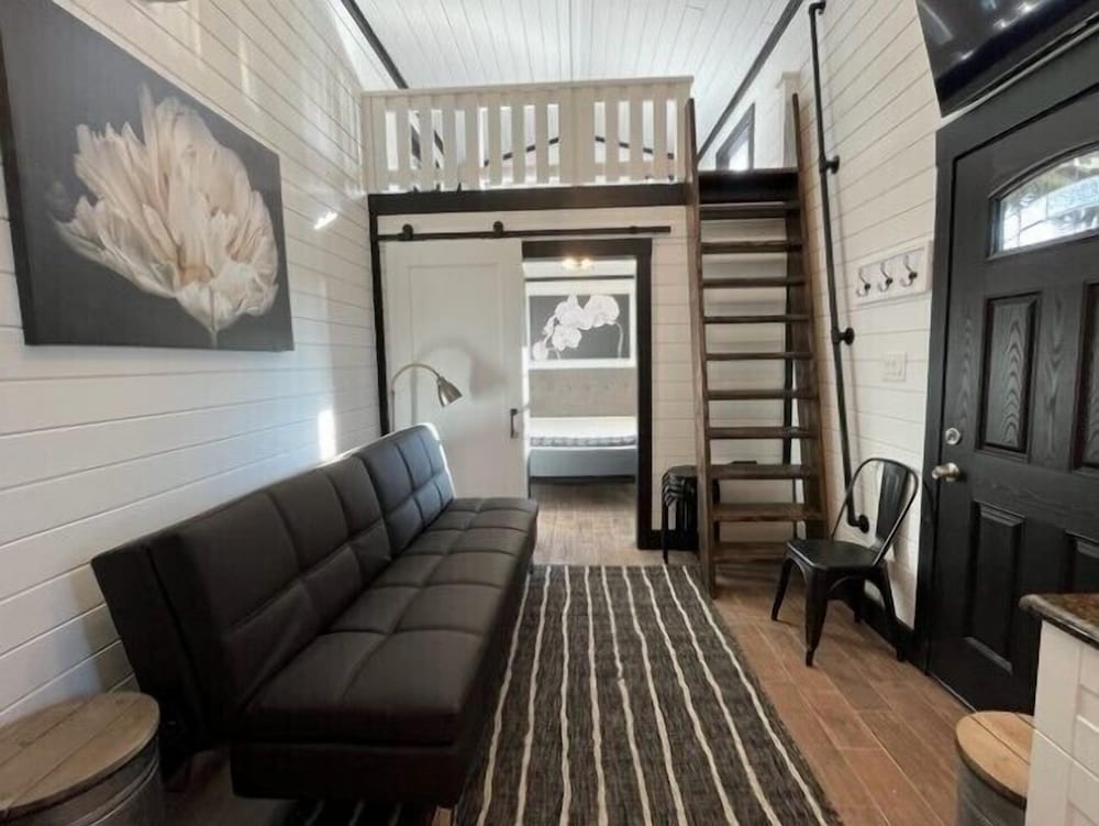 Tiny Home Suite Sleep 8