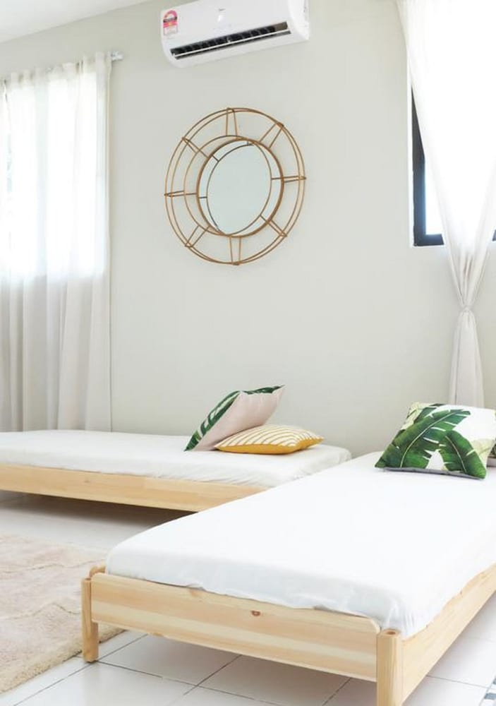 King Room With Bathroom (Shared Common Space) photo 3