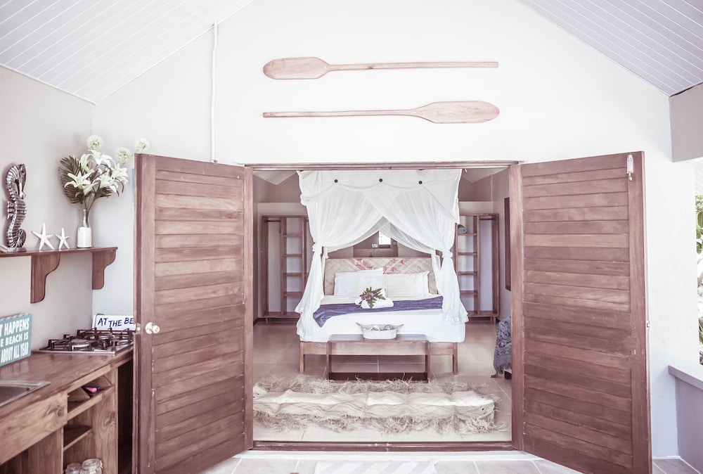 Romantic Studio, 1 Queen Bed, Ocean View, Beachfront photo 1