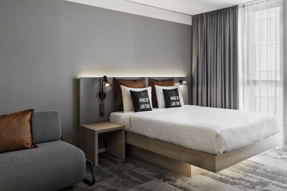 Family Room, 1 Queen Bed with Sofa bed - Photo 6