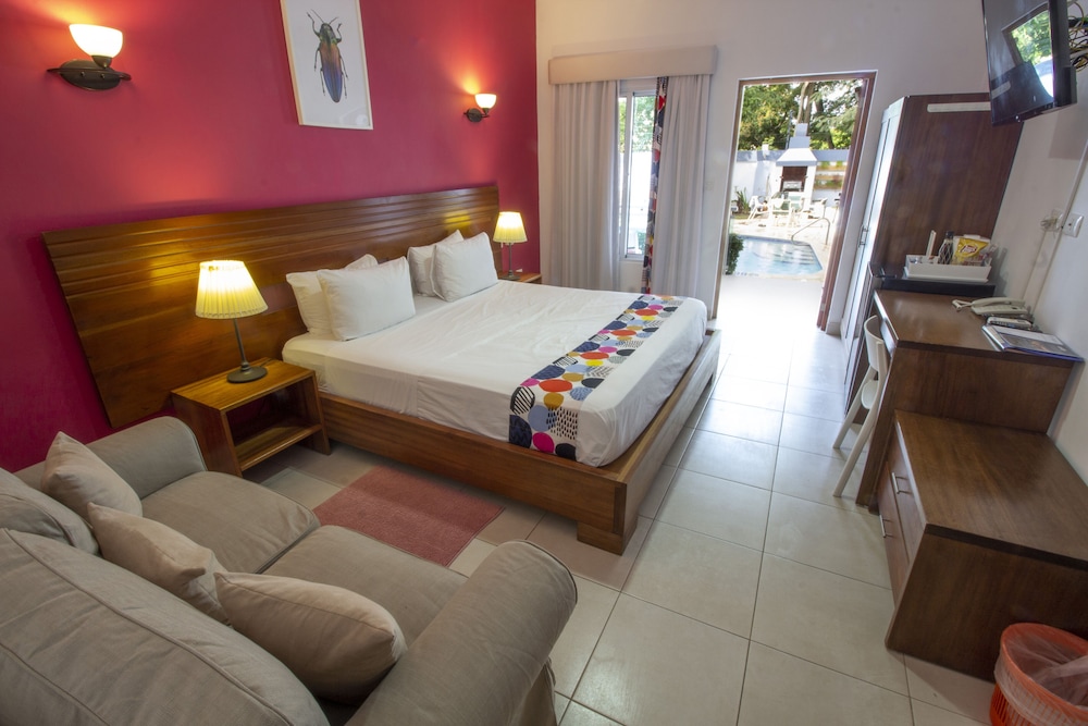 Luxury Room, 1 King Bed, Pool Access, Courtyard Area