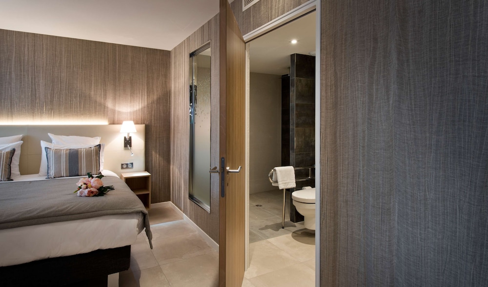 Superior Room, 1 King Bed, Accessible - Photo 2