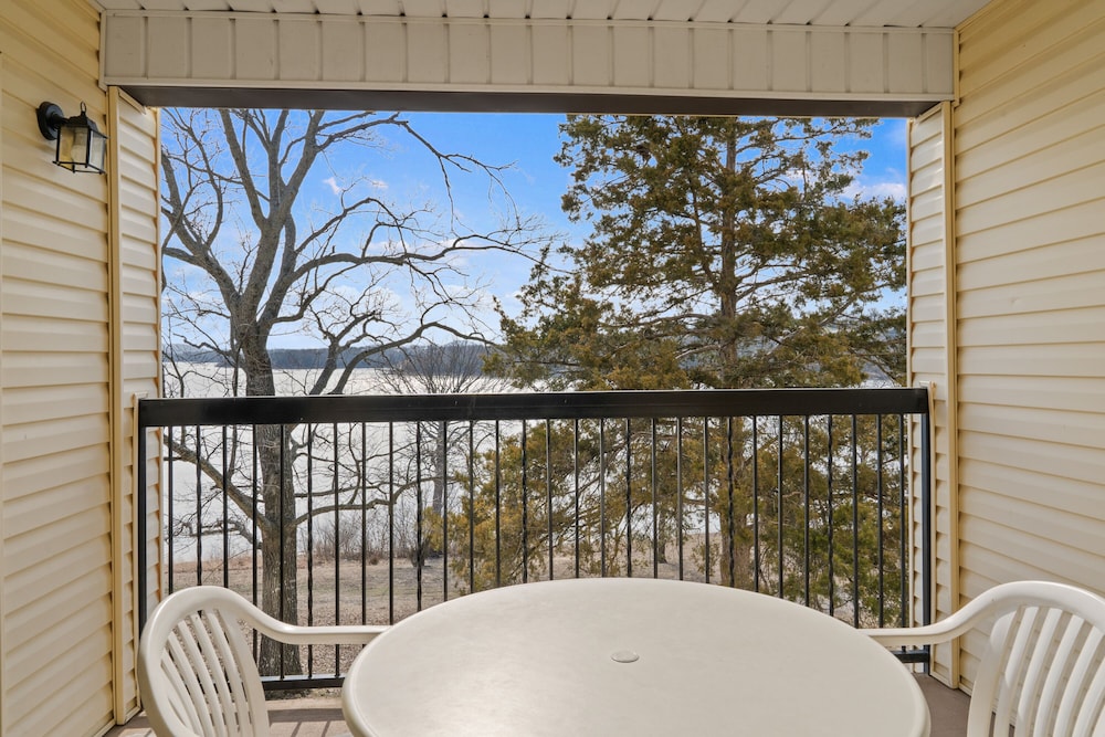 3 -BD Lakefront Luxury Suite Unit 316 photo 2