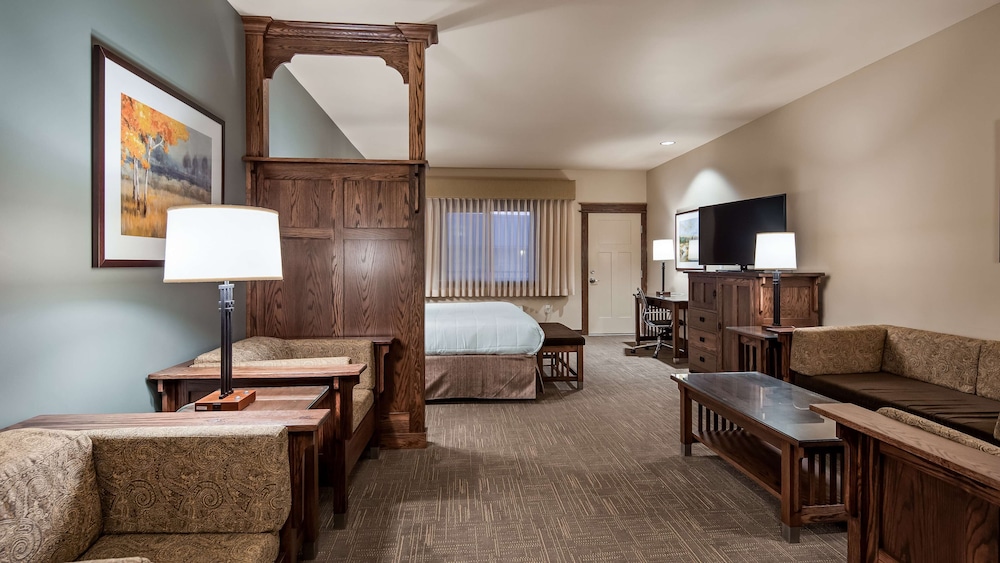 Suite, 1 King Bed, Non Smoking, Refrigerator & Microwave (Living Room;with Sofabed) photo 1