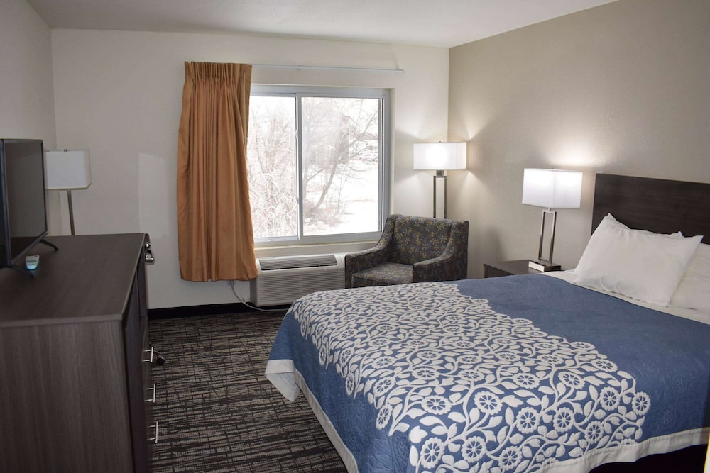 Room, 1 King Bed, Non Smoking - Photo 1