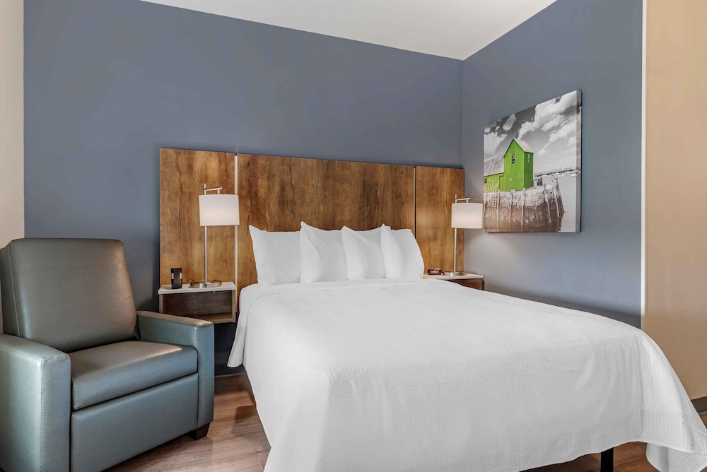 Standard Studio, 1 Queen Bed, Non Smoking, Refrigerator & Microwave