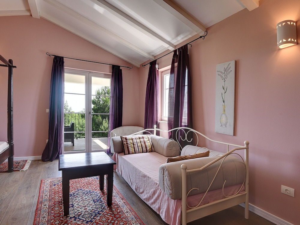 Villa photo 2