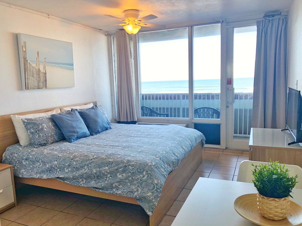 Panoramic Studio, 1 King Bed, Kitchen, Ocean View