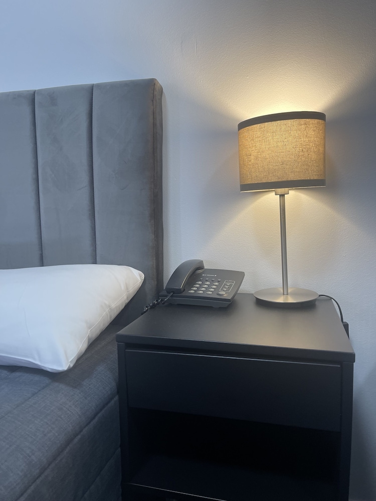 Twin Room (1 Queen and 1 Single) photo 2