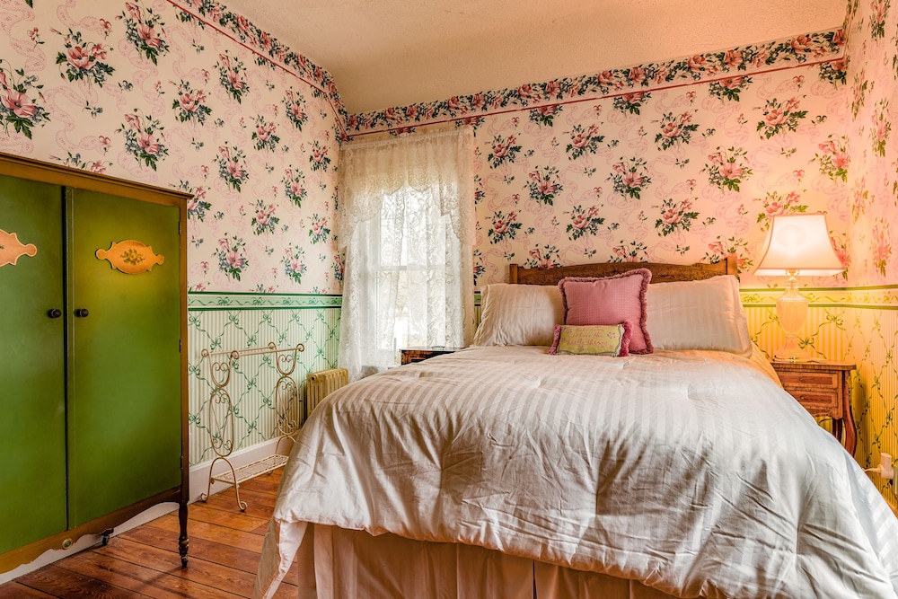 Classic Single Room, 1 Queen Bed, Lake View, Lakeside photo 1
