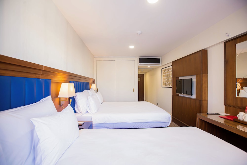 Premium Room, Non Smoking, Balcony (1 King Bed, 1 Single Bed, Pool View) photo 2