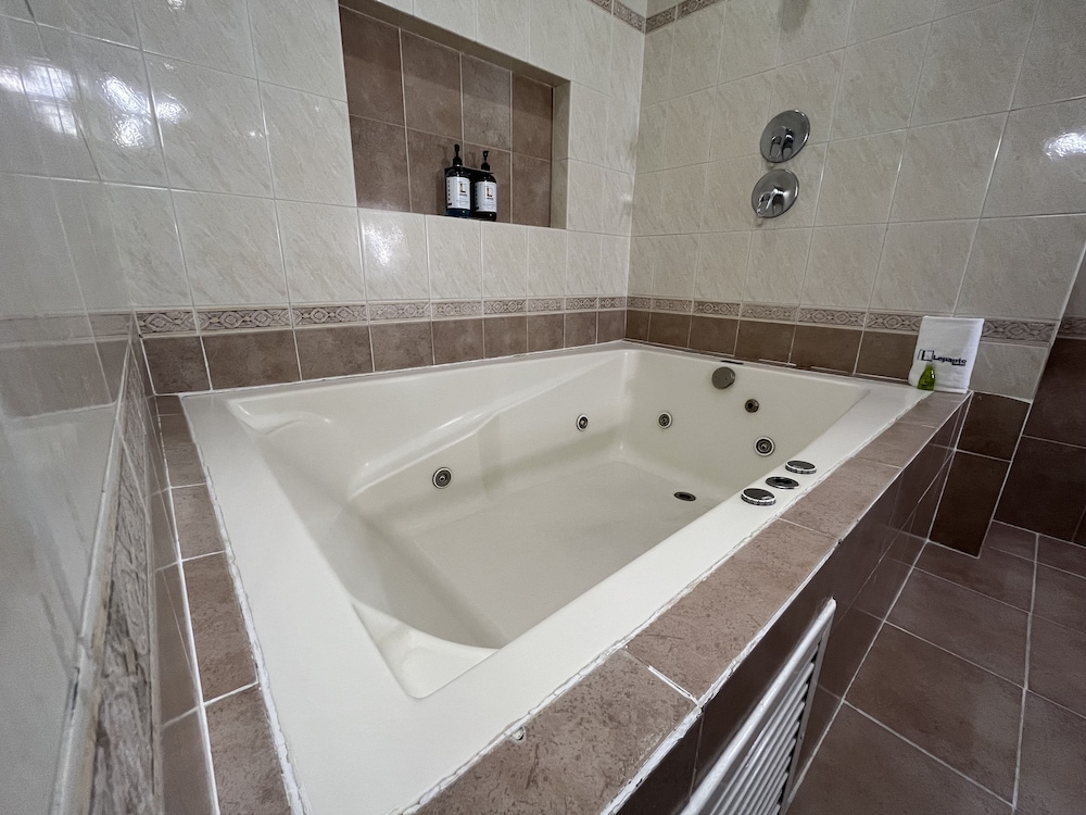 Suite - Photo 11