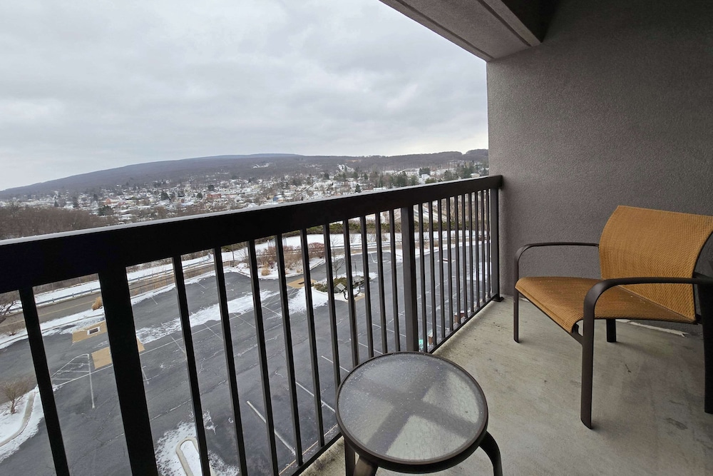 Standard Room, 1 King Bed, Non Smoking, Balcony photo 2