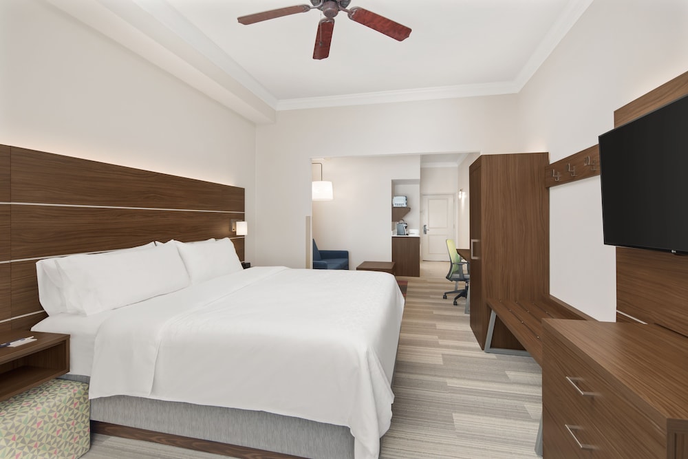 Suite, 1 King Bed - Photo 2