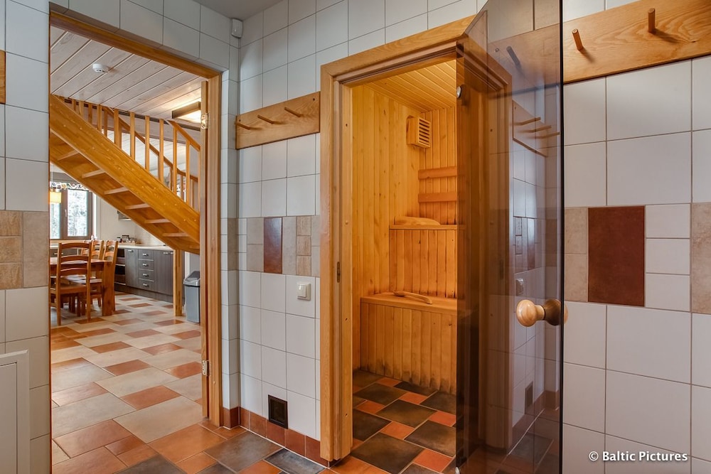 Basic House, 4 Bedrooms, Sauna, Garden View photo 2