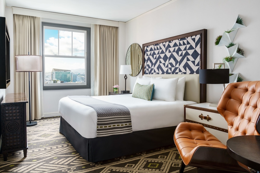 Deluxe Room, 1 King Bed, City View (City View King Room) thumbnail 5