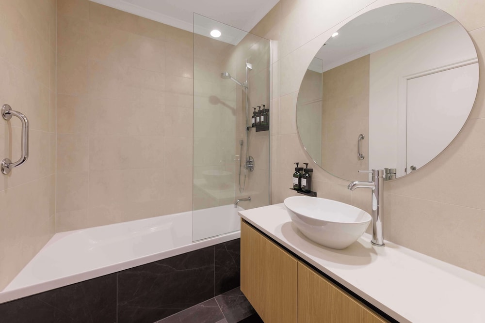 Premier One Bedroom Apartment - Photo 2