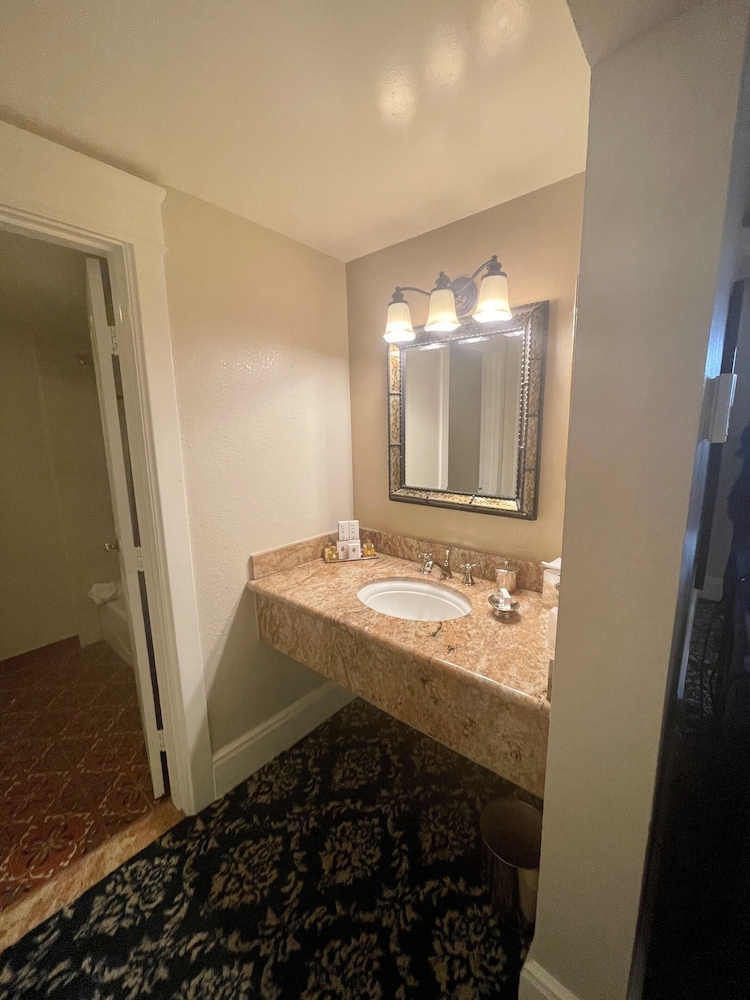 Junior Suite, 1 King Bed - Photo 5