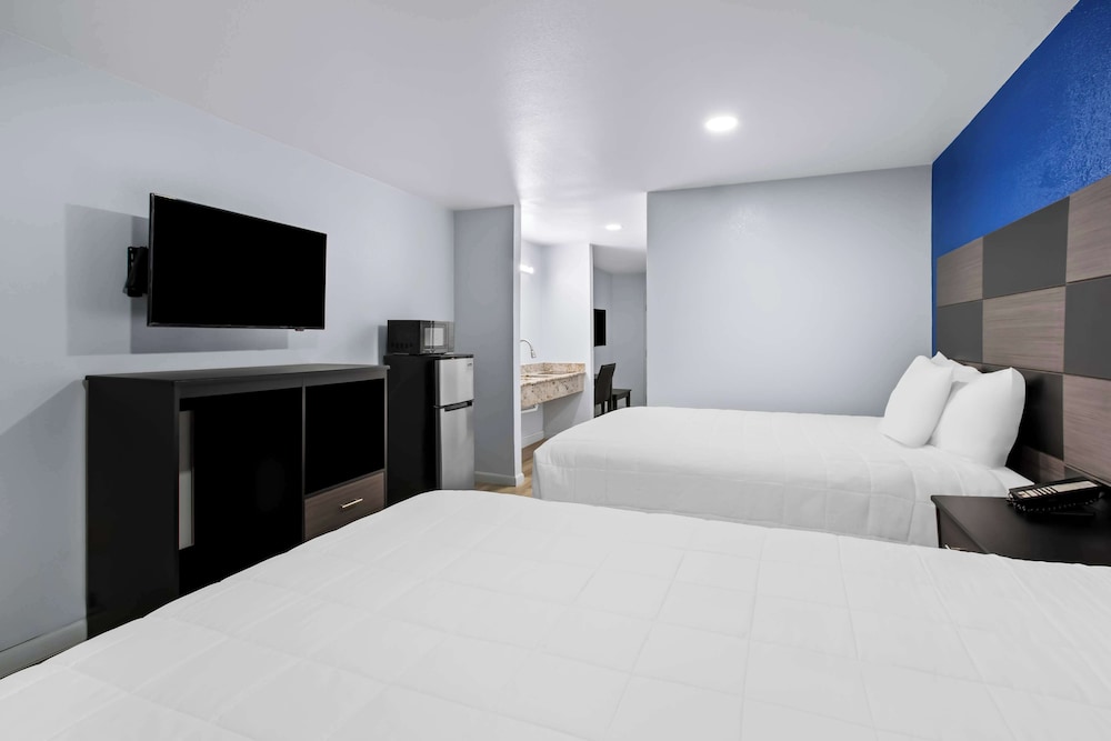 Deluxe Suite, Non Smoking (3 Queen Beds) - Photo 4