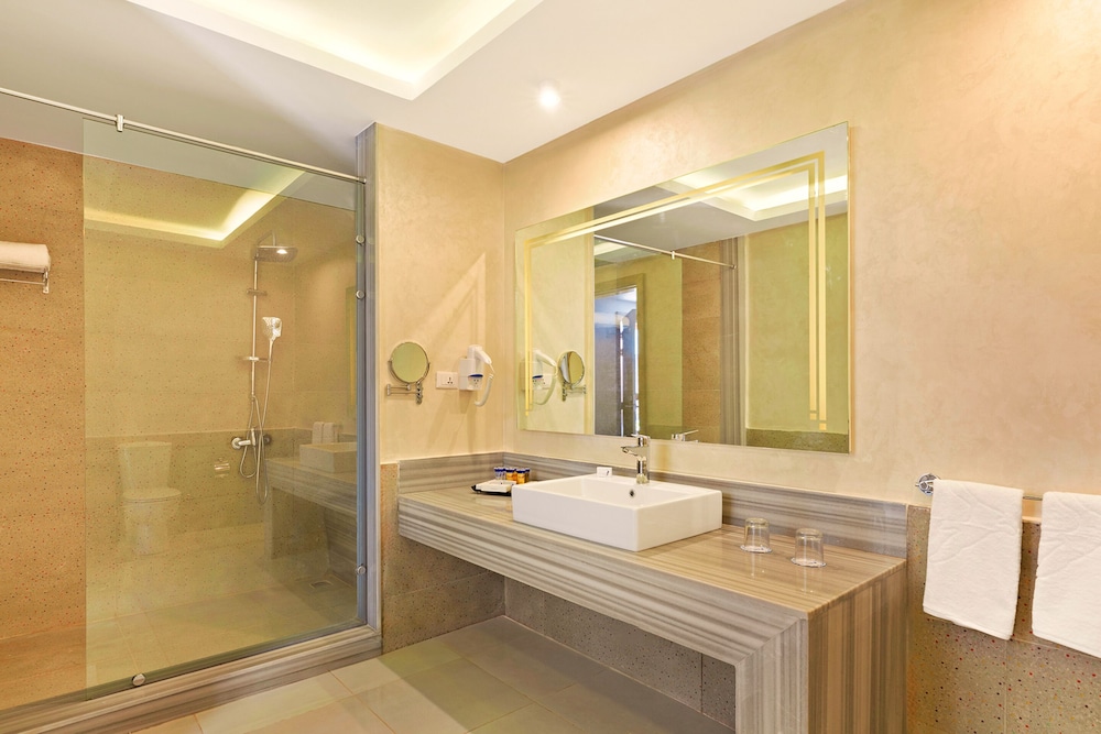 Family Triple Room, Pool View - Photo 6