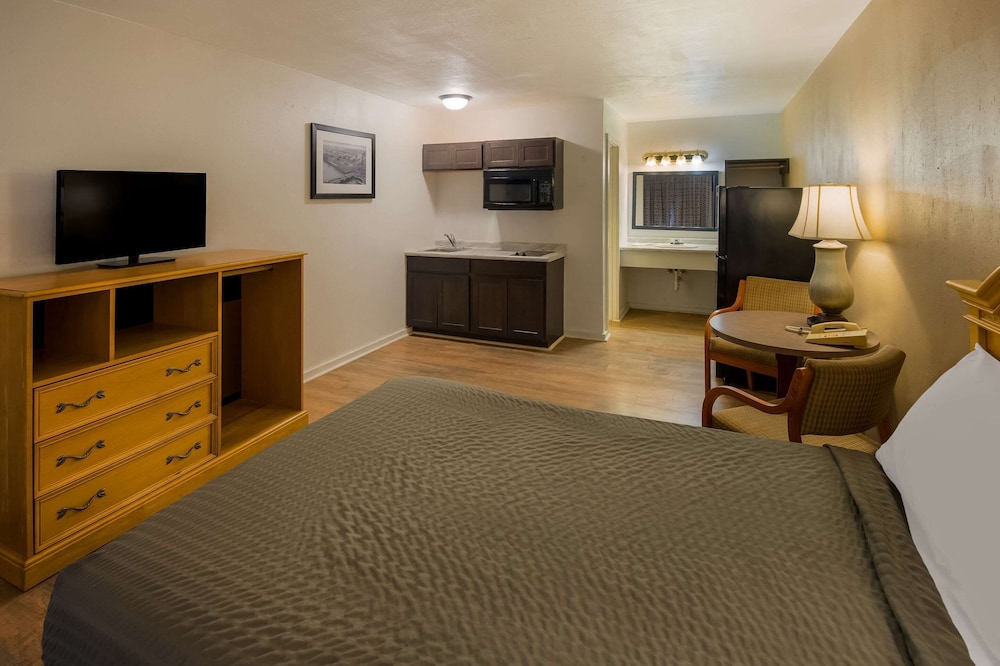 Room, 1 Double Bed, Non Smoking (Efficiency) - Photo 4