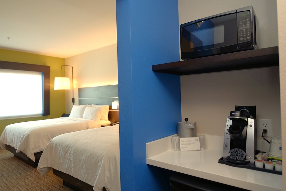 Standard Room, 2 Queen Beds - Photo 1