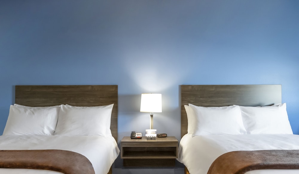 Room, 2 Queen Beds (Beds With Recliner) - Photo 2