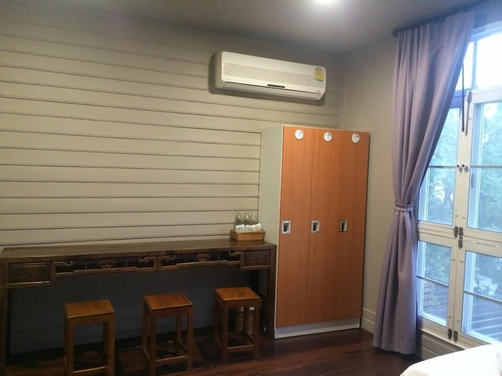 Shared Dormitory, Women Only (Yai Jai Dorm) photo 1