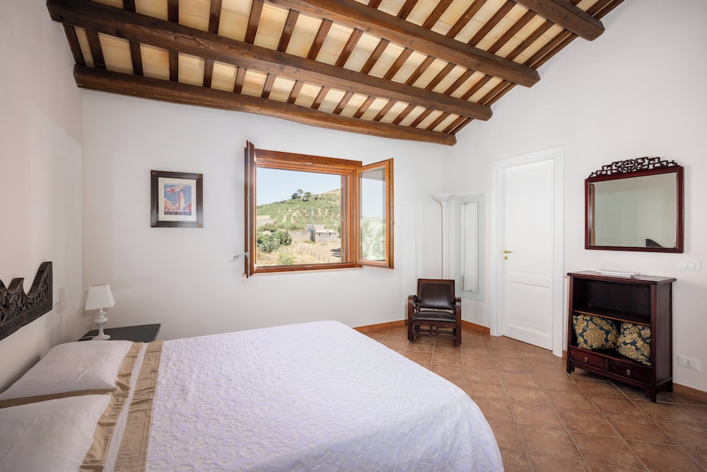Superior Villa, Hill View photo 1
