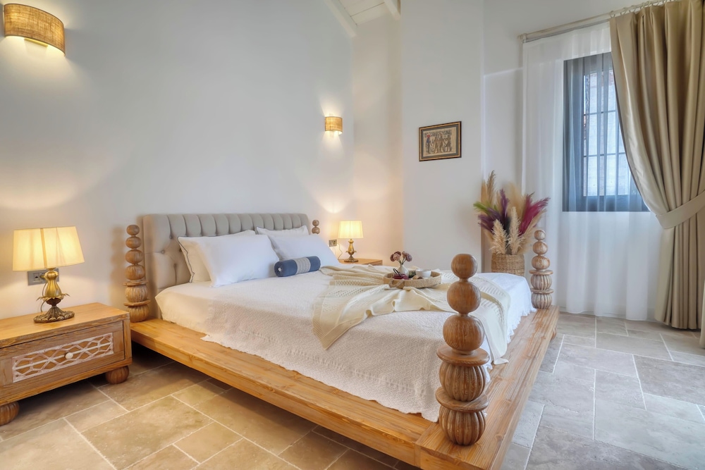 Superior Triple Room, 1 Bedroom, Smoking, Pool View