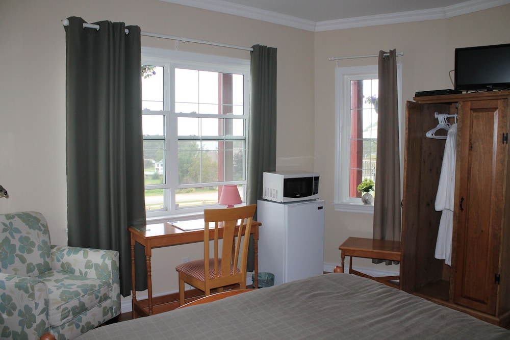 Premium Room, 1 Queen Bed, Refrigerator & Microwave, Partial Sea View photo 1