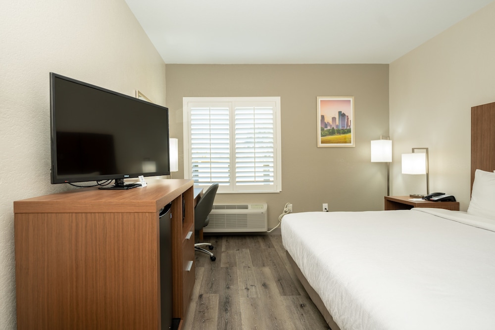Standard Room, 1 King Bed, Accessible, Refrigerator & Microwave - Photo 2