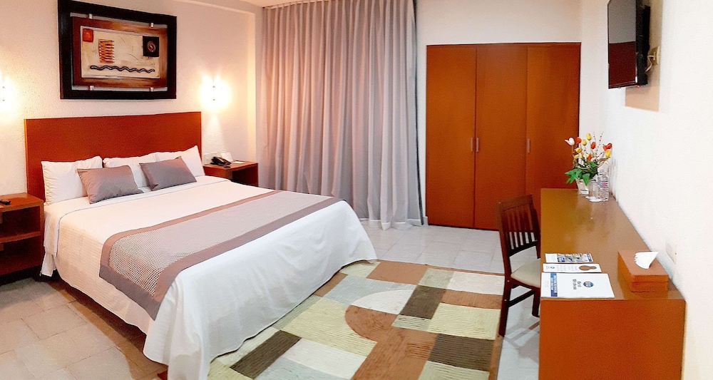 Suite, 1 King Bed, Non Smoking, Refrigerator & Microwave photo 1