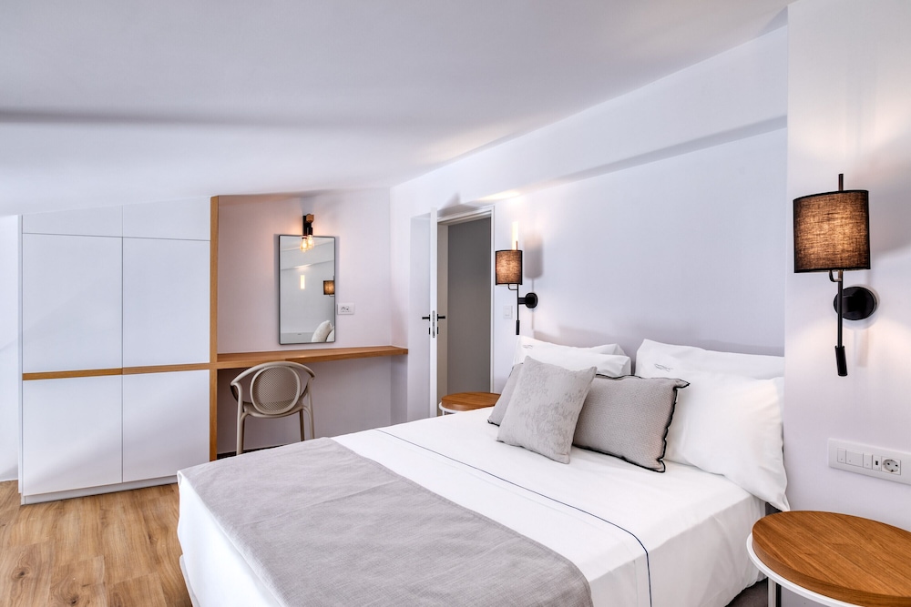 Design Suite, 1 Queen Bed with Sofa bed