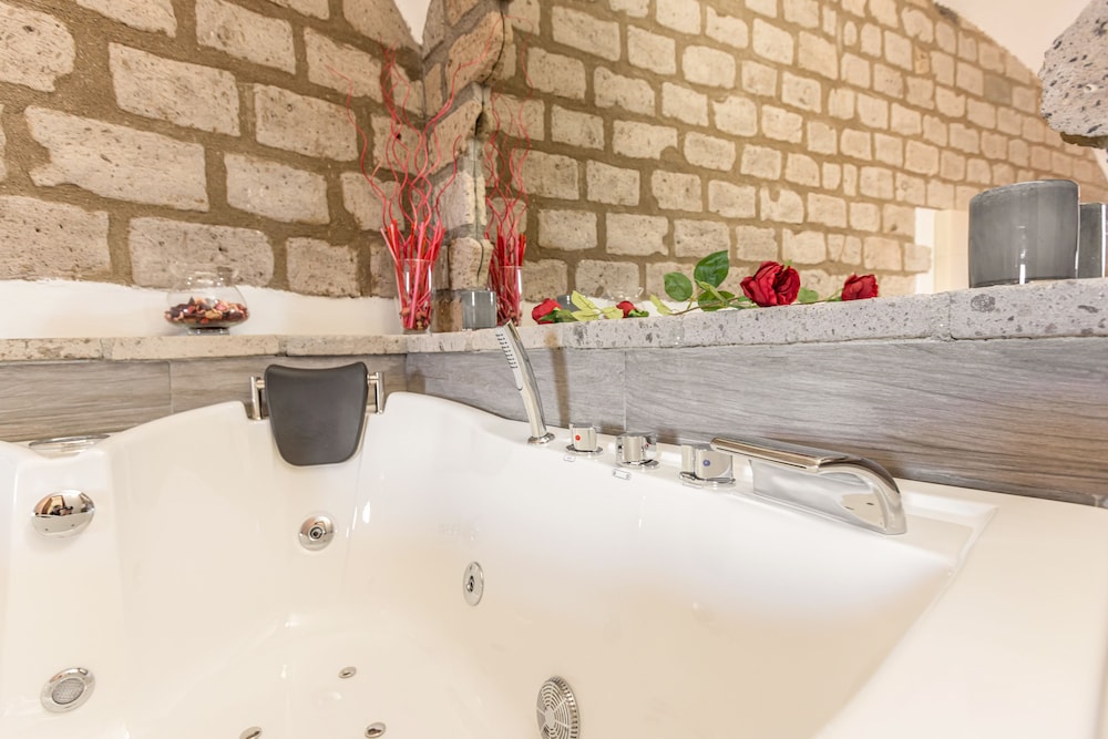Junior Suite, Jetted Tub - Photo 8