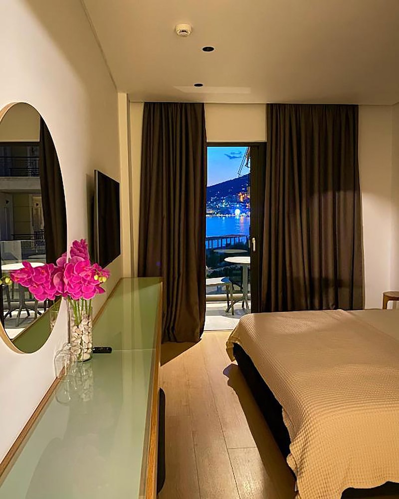 Deluxe Double Room, Partial Sea View photo 3